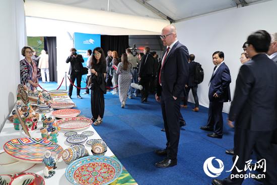 展出的手工艺品吸引了杜伊斯堡市市长林克驻足观看。（花放摄）