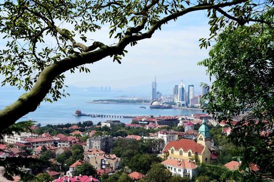 青岛信号山俯瞰美景（新华社记者 郭绪雷 摄）