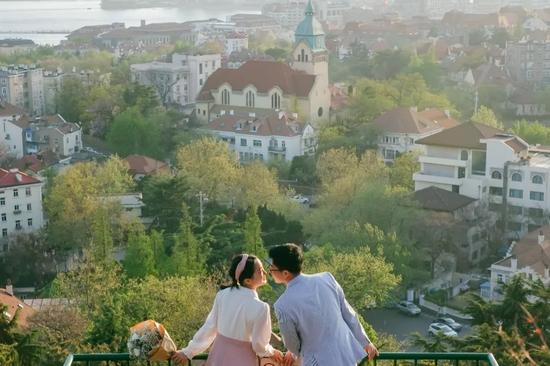 一对情侣在信号山拍摄新婚照（新华社记者 张铖 摄）