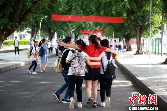 广西考生笑对高考向老师求抱鼓劲