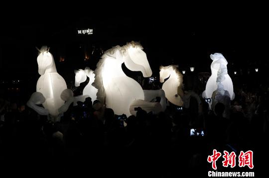 上海时尚地标上演“光影舞马”夺人眼球