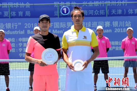 2018ITF国际男子网球巡回赛银川站冠军李喆(左)和亚军维夏亚(右)合影留念。　李佩珊 摄