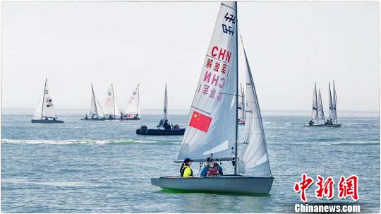 共吸引来自福建、广东、海南等15支代表队近百名青年帆船运动员参赛。 杨毅 摄