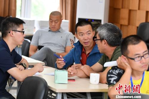 活动承办单位与营长之间进行交流沟通。中国登山协会供图