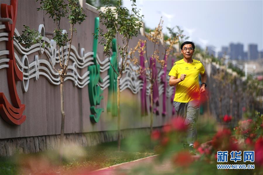 (体育·图片故事)(10)“百马”老人的跑步人生
