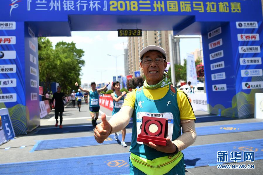 (体育·图片故事)(1)“百马”老人的跑步人生