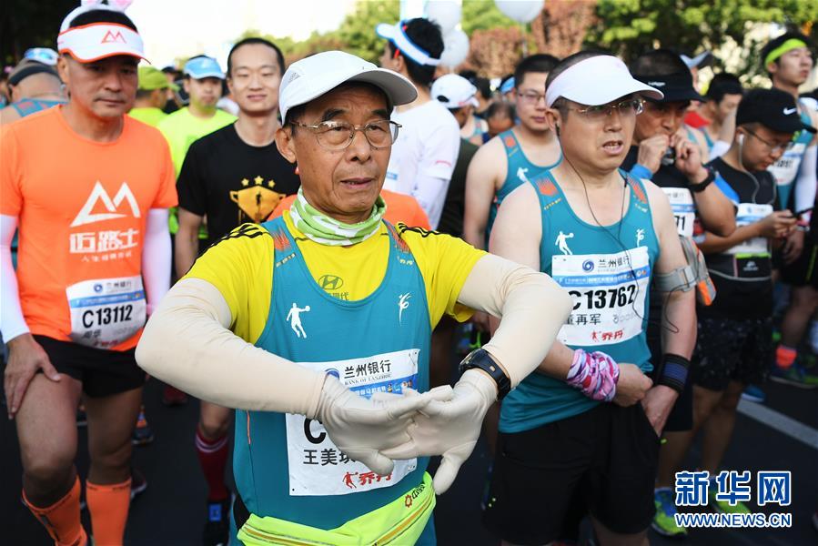 (体育·图片故事)(4)“百马”老人的跑步人生