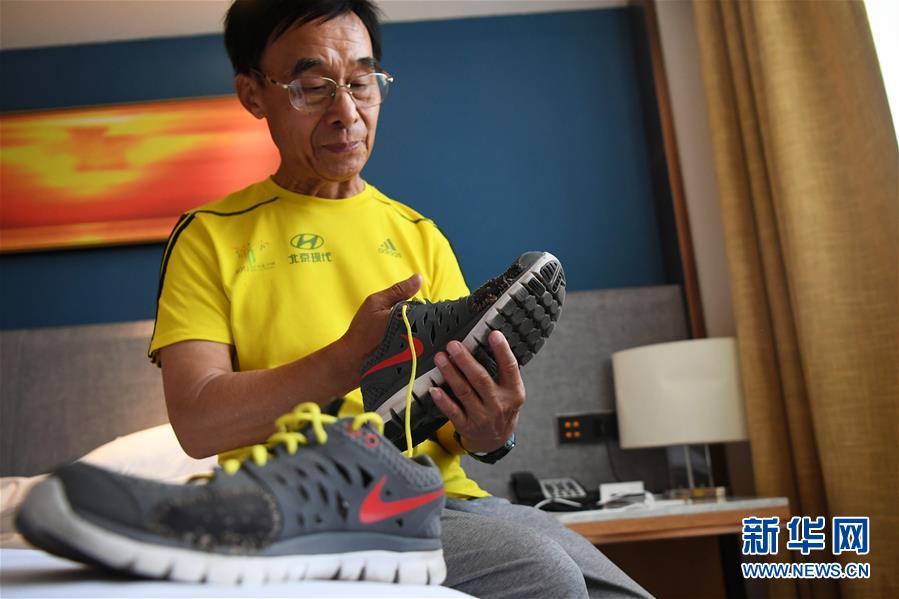 (体育·图片故事)(9)“百马”老人的跑步人生