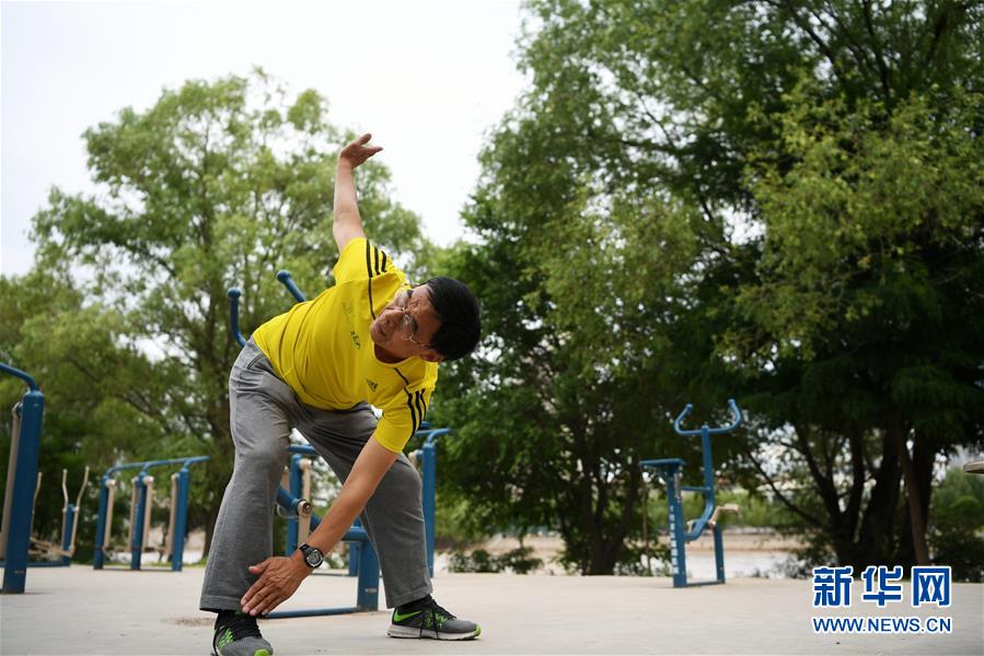 (体育·图片故事)(12)“百马”老人的跑步人生