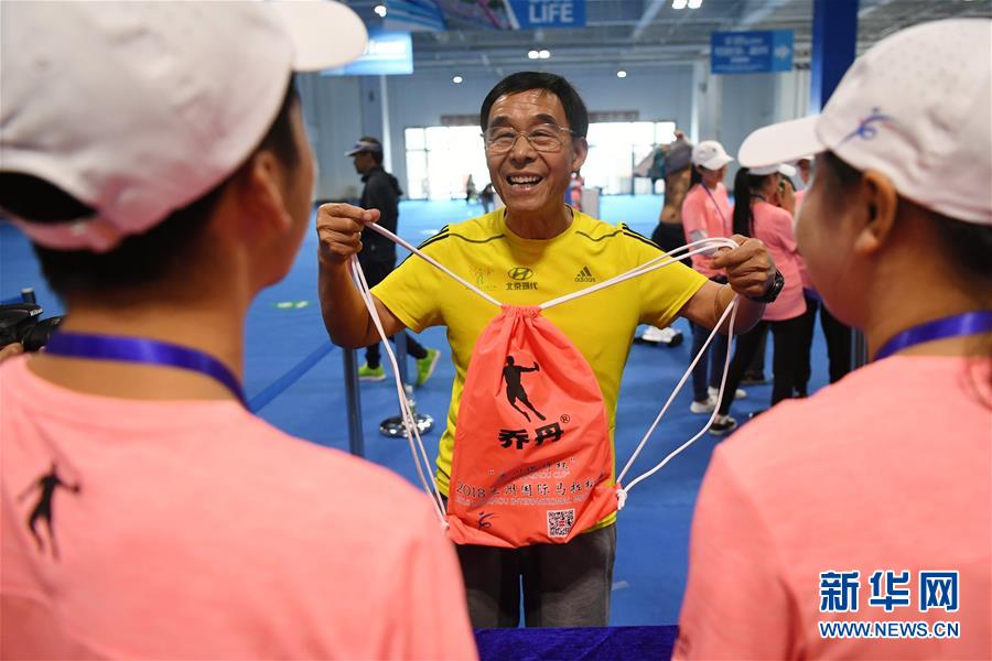 (体育·图片故事)(6)“百马”老人的跑步人生