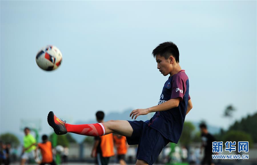 (体育·图片故事)(7)苗乡少年圆梦世界杯