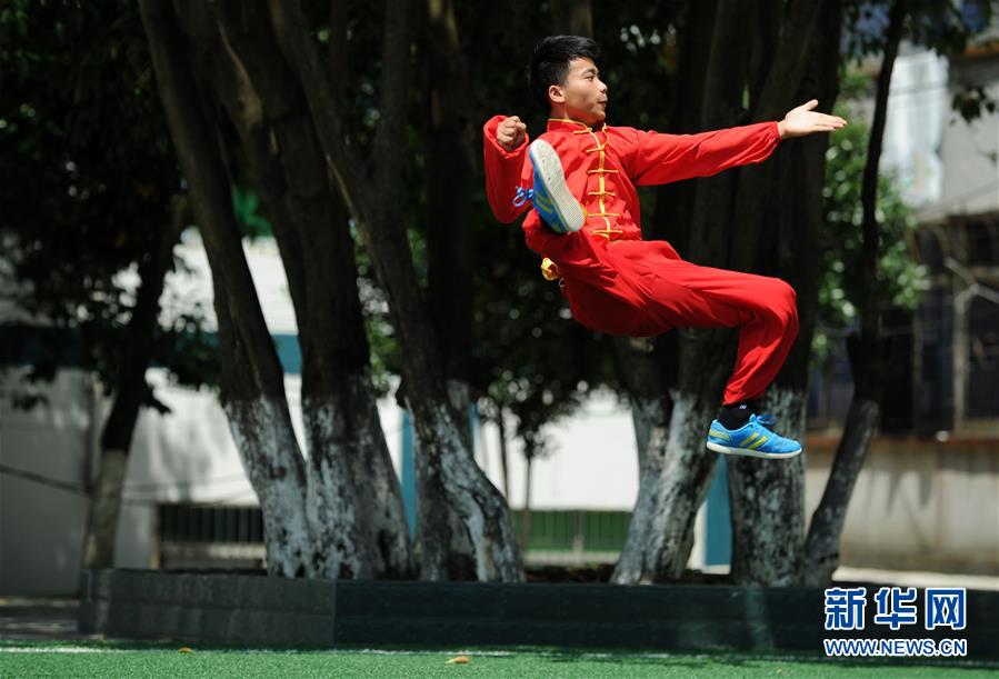 (体育·图片故事)(9)苗乡少年圆梦世界杯