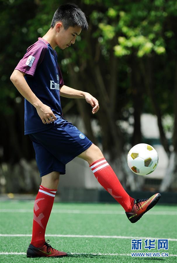 (体育·图片故事)(3)苗乡少年圆梦世界杯