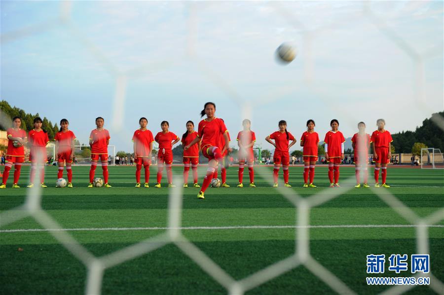 (体育·图片故事)(4)苗乡少年圆梦世界杯