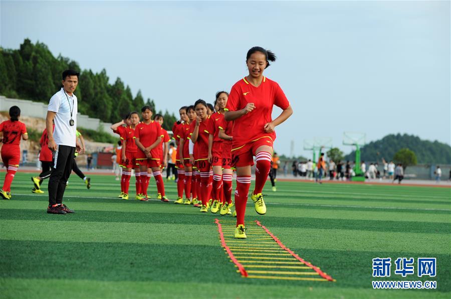 (体育·图片故事)(5)苗乡少年圆梦世界杯