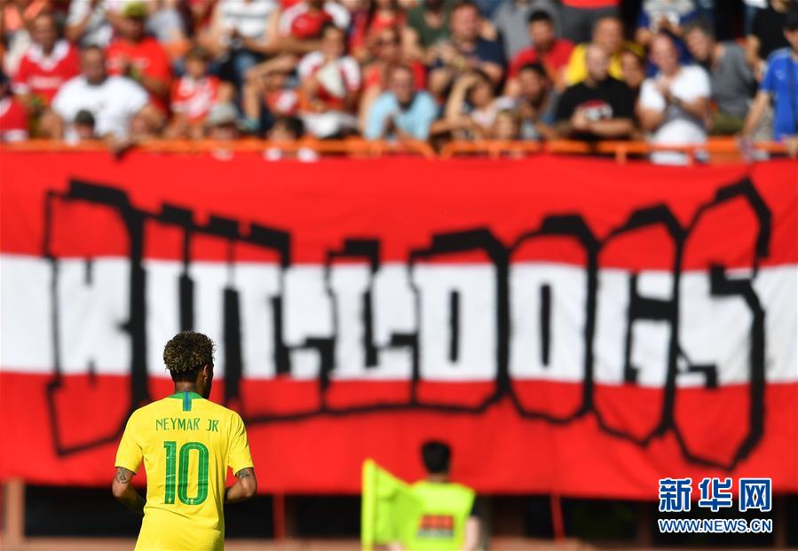 （体育）（6）足球——友谊赛：巴西胜奥地利