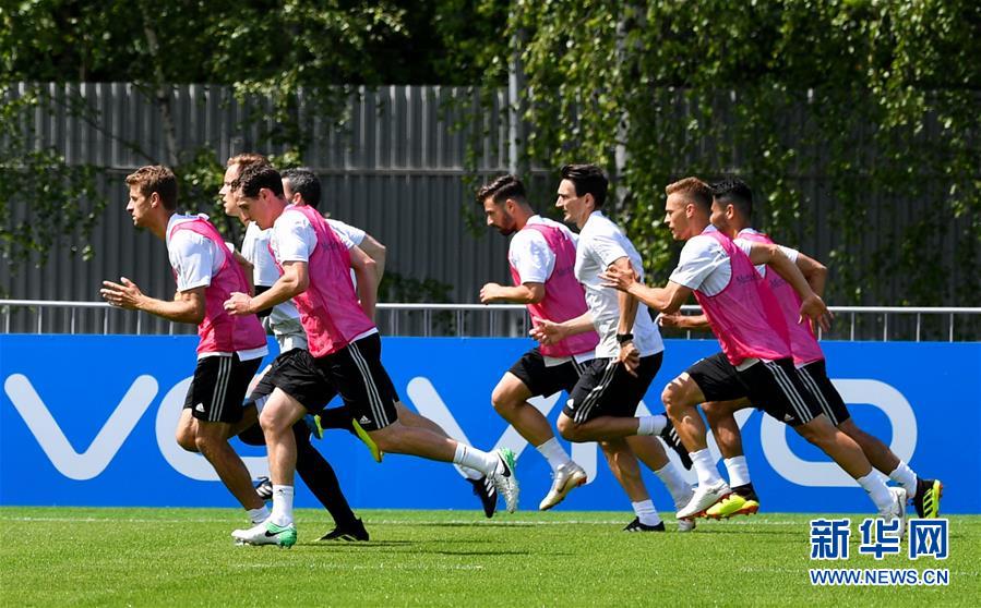 （世界杯）（6）足球——德国队进行公开训练