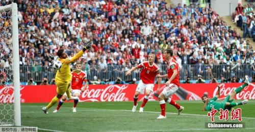 第11分钟，俄罗斯队利用角球机会将球打入禁区，沙特队后点防守漏人，8号加辛斯基头球破门为俄罗斯队首开纪录。这也是本届世界杯的首粒进球。