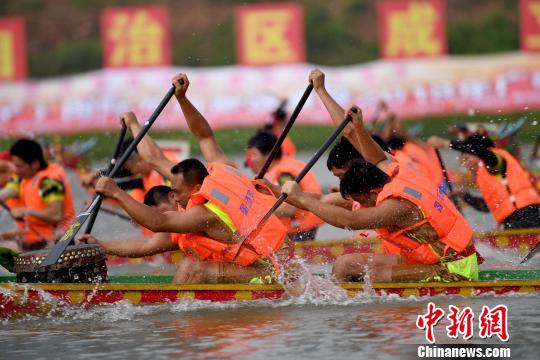 图为第十四届中国—东盟(南宁)国际龙舟邀请赛比赛现场。　俞靖 摄