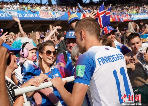 冰岛球员赛后与家人庆祝。<a target='_blank' href='http://www.chinanews.com/'><p align=