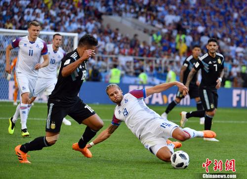 从前锋到门将,冰岛球员不知疲倦地奔跑,令人窒息的补位,将防守彻底融进了血液。 <a target='_blank' href='http://www.chinanews.com/'><p align=