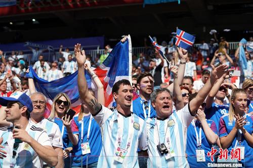 阿根廷球迷与冰岛球迷。 <a target='_blank' href='http://www.chinanews.com/'><p align=