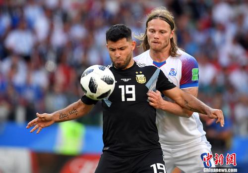 阿奎罗为阿根廷队率先进球。 <a target='_blank' href='http://www.chinanews.com/'><p align=