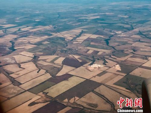 顿河畔罗斯托夫城外广袤的农田。记者 毛建军摄