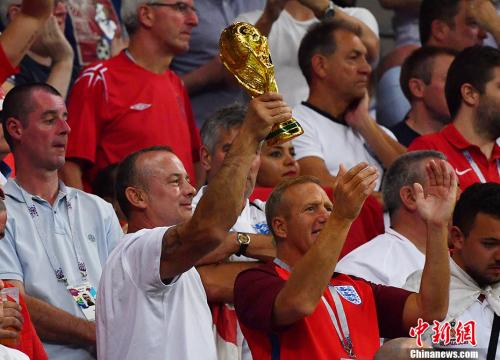 看台上的英格兰球迷。 <a target='_blank' href='http://www.chinanews.com/'><p align=