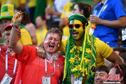 足球更像是一门世界通用的语言,跨越了国界的限制。 <a target='_blank' href='http://www.chinanews.com/'><p align=