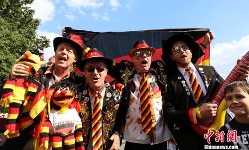 球迷们在莫斯科卢日尼基体育场外狂欢。 <a target='_blank' href='http://www.chinanews.com/'><p align=