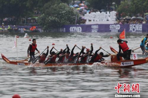 选手在比赛中。组委会供图