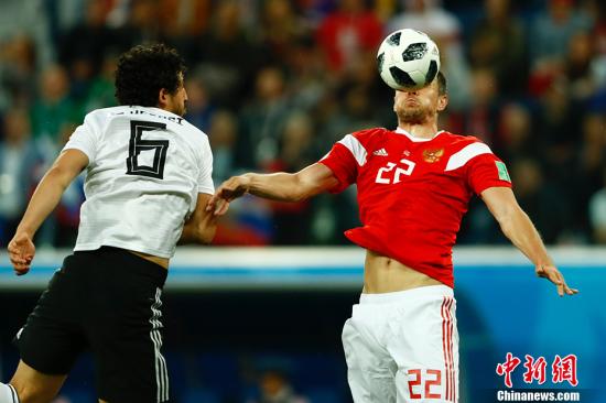 第59分钟,俄罗斯扩大比分,费尔南德斯倒三角传中,切里舍夫禁区内无人防守推射破门。2分钟后,久巴胸部停球,随后突入禁区低射破门,俄罗斯队将领先优势扩大至三球。图为久巴在赛场上。 <a target='_blank' href='http://www.chinanews.com/'><p align=