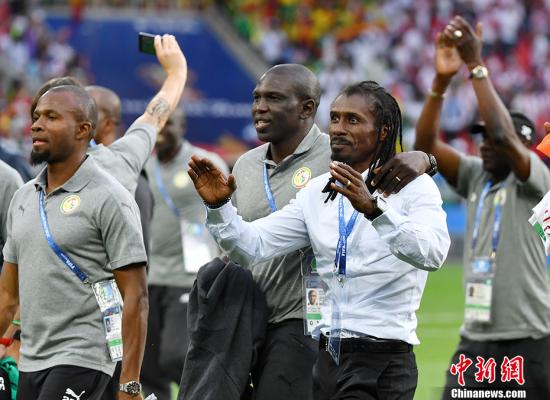 北京时间6月19日晚,2018世界杯小组赛H组首轮,波兰队在莫斯科斯巴达克体育场迎战特兰加雄狮塞内加尔队,这也是世界杯32强中最后两支球队登场亮相。上半场,波兰虽然一度占据了进攻优势,但塞内加尔凭借着他们的速度和身体优势打开了局面,盖耶的远射造成对手的乌龙进球帮助塞内加尔1-0半场领先波兰。下半时,波兰队回传出现失误,尼昂前场断球推射空门再进一球,波兰队随后大举反攻,第86分钟波兰队头球入网,扳回一球。最终塞内加尔队2-1力克波兰,收获3分。图为塞内加尔主帅西塞。 <a target='_blank' href='http://www.chinanews.com/'><p align=