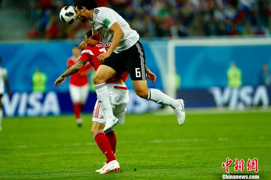 北京时间6月20日凌晨,世界杯小组赛A组第二轮一场比赛在东道主俄罗斯队和埃及队间进行。凭借下半时埃及队的自摆乌龙以及切里舍夫和久巴的进球,俄罗斯队三球领先,随后萨拉赫点射破门为埃及队扳回一城,最终俄罗斯队3-1战胜埃及,积6分极有可能提前一轮小组出线。 <a target='_blank' href='http://www.chinanews.com/'><p align=