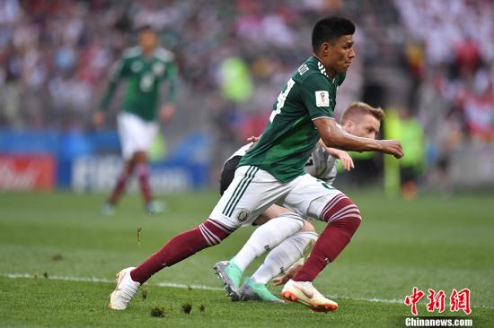 北京时间6月17日晚，世界杯小组赛F组迎来焦点之战，卫冕冠军德国队迎战墨西哥。上半场，墨西哥队防守反击相当出色，凭借洛萨诺禁区里的低射入网1-0取得领先。下半场，德国队虽多次形成围攻之势，但始终未能攻破墨西哥队的大门，本届世界杯首战爆冷，以0-1负于墨西哥。 <a target=&apos;_blank&apos; href=&apos;http://www.chinanews.com/&apos;><p align=