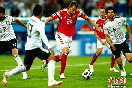 北京时间6月20日凌晨,世界杯小组赛A组第二轮一场比赛在东道主俄罗斯队和埃及队间进行。凭借下半时埃及队的自摆乌龙以及切里舍夫和久巴的进球,俄罗斯队三球领先,随后萨拉赫点射破门为埃及队扳回一城,最终俄罗斯队3-1战胜埃及,积6分极有可能提前一轮小组出线。 <a target='_blank' href='http://www.chinanews.com/'><p align=