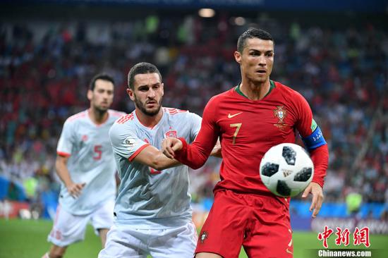 北京时间6月16日凌晨,2018世界杯B组首轮上演伊比利亚半岛德比,葡萄牙在索契菲什特奥林匹克体育场对阵西班牙。在这场进球如梅花间竹般的史诗级对决中,C罗上演帽子戏法,帮助葡萄牙3-3战平西班牙。比赛伊始,西班牙率先开球。开场不到3分钟,C罗突入禁区倒地,裁判直接判罚点球。随后,C罗亲自主刀将球打进,葡萄牙队1-0领先赢得梦幻开局。这也是本届世界杯第一粒点球。随后西班牙在反击中由科斯塔扳平比分,第43分钟,C罗禁区弧顶得球后低射入网,上半场2-1领先。双方易边再战,西班牙队获得一个前场任意球。西班牙队抓住机会在精妙的战术配合下,迭戈·科斯塔同样梅开二度,比分变成2-2。第57分钟,西班牙队...