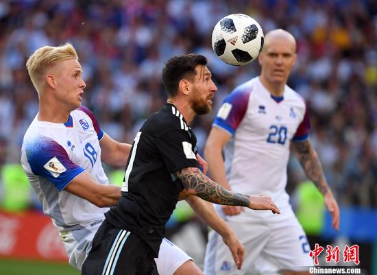北京时间6月16日晚，2018俄罗斯世界杯D组首轮阿根廷与冰岛队的较量在莫斯科打响。梅西造点但罚失点球，最终两队1-1战平。阿根廷队是继乌拉圭、西班牙、法国队之后，在本届世界杯上亮相的第四支前世界冠军。四年前他们一路杀入决赛，但最终加时不敌德国。梅西领衔阿根廷首发阵容，马斯切拉诺第144次为国家队出场，打破由萨内蒂保持的阿根廷国家队出场纪录。阿根廷的对手冰岛队是首次闯入世界杯决赛圈，他们在两年前的欧洲杯上强势崛起。第19分钟阿根廷取得领先，阿奎罗禁区内得球后摆脱防守，面对冰岛队三名后卫转身抽射得手，场上比分被改写为1-0。然而场面占优的阿根廷队却在5分钟后被对手扳平。西于尔兹松禁区右侧将球...