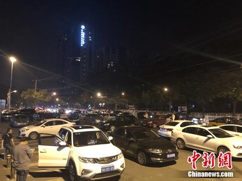 6月22日凌晨1点半，北京工人体育场外的“车水马龙”。 冷昊阳 摄