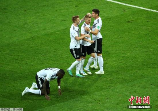第48分钟维尔纳传中,戈麦斯前点一漏,罗伊斯膝盖将球撞进球门,德国队将比分扳回1-1。图为德国队庆祝进球。