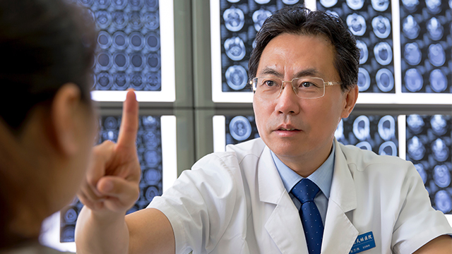 张力伟在为病人看病