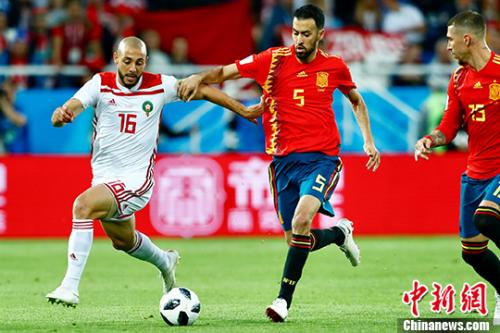 西班牙与摩洛哥之战，双方球员在拼抢。<a target=&apos;_blank&apos; href=&apos;http://www.chinanews.com/&apos;><p align=