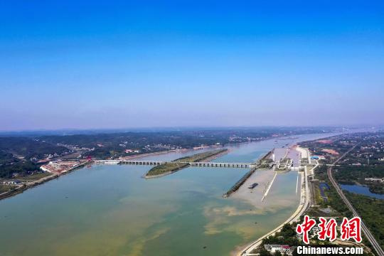 湖南株洲航电枢纽二线船闸通航 提升湘江水运能力
