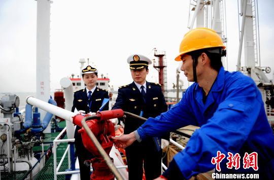 长江海事部门2个月查处近800起船舶污染违法行为