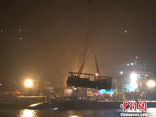 重庆坠江公交车已找到13名遇难者遗体 仍有2人失联