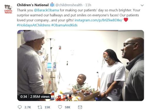 奥巴马戴圣诞老人帽访儿童医院 探望患病儿童