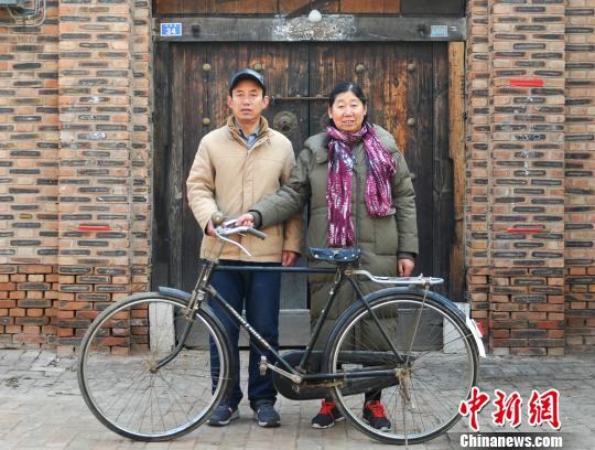 徐泽臣、赵淑芬夫妇展示1981年家里购置的---凤凰牌自行车。　苑立伟　摄
