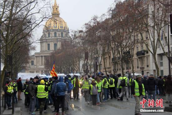 巴黎万人示威反对警方过度使用暴力措施