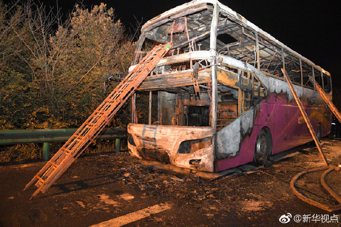 湖南高速客车起火26死 系乘客非法携危险品引爆燃